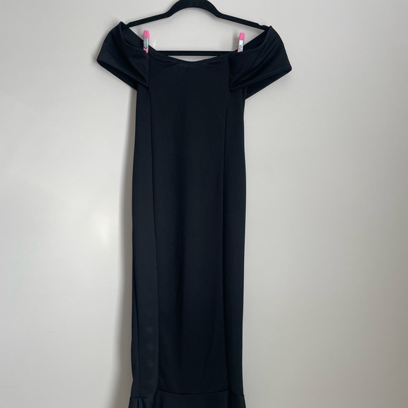 Pretty Little Thing off the shoulder dress, fitted to the knee with flare hem - Picture 1 of 6